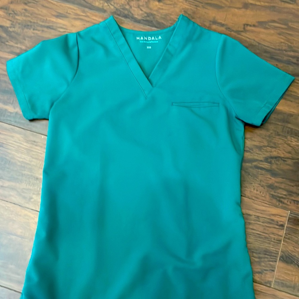 Mandala one pocket scrub top XXS